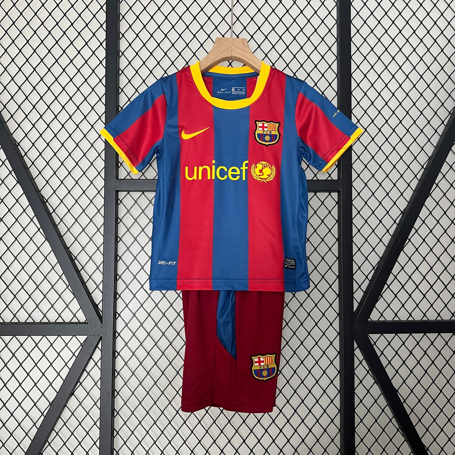 FC BARCELONA HOME KIDS KIT 10/11