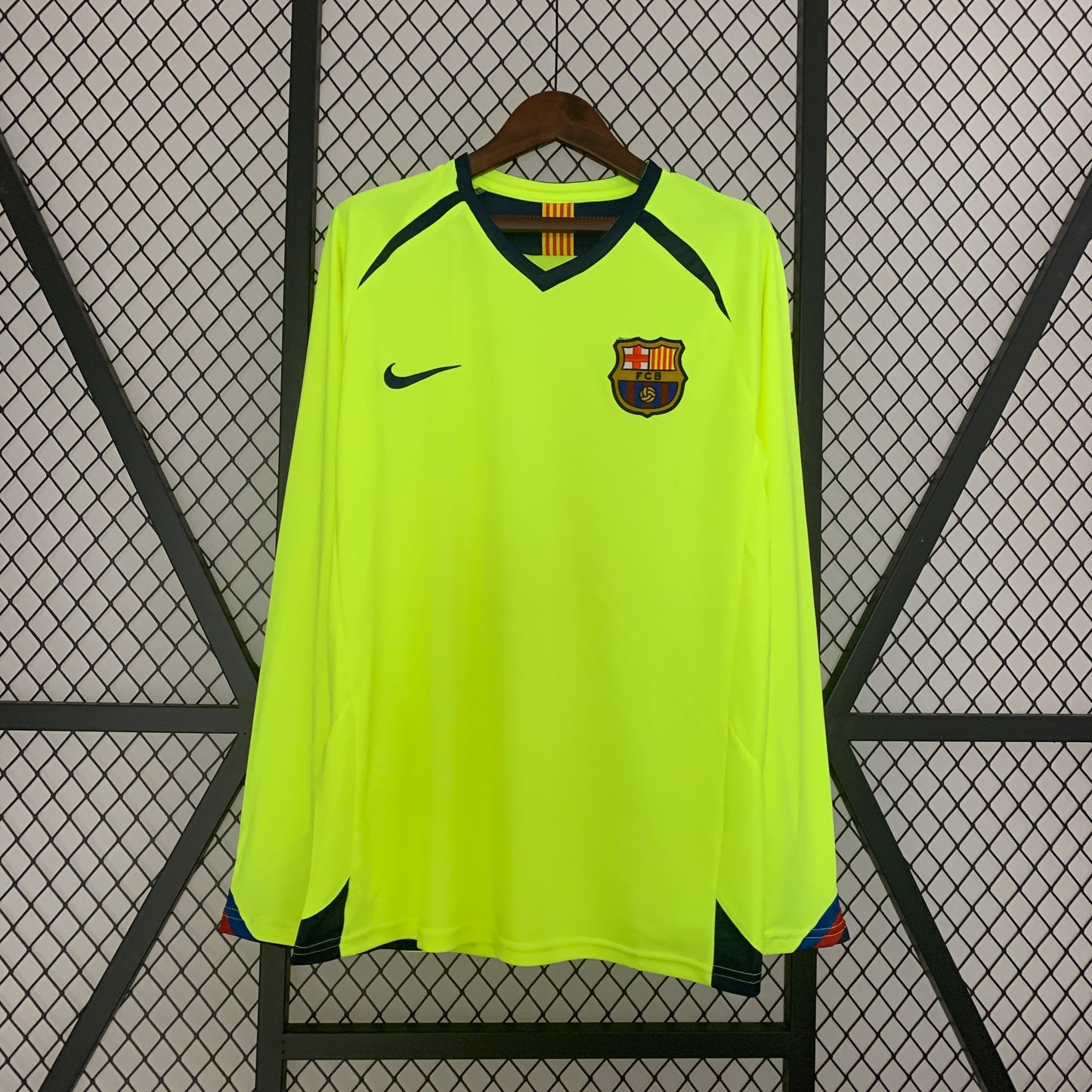 CAMISETA RETRO FC BARCELONA VISITANTE MANGA LARGA 05/06 - La Casa del Fútbol